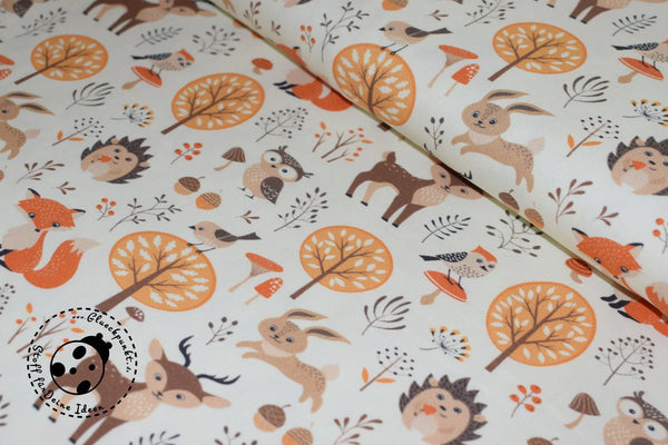 Jersey "Autumn Animals" aus der Feder von Fräulein von Julie. Auf diesem Dessin findet man wunderschöne Waldtiere, wie Igel, Hase, Fuchs, Reh, etc. in verschiedenen Braun- und Orangetönen auf cremefarbenem oder dunkelblauem Hintergrund. Wunderschönes Tier-Dessin - angenehm im Griff, quer-elastisch. Jersey eignet sich besonders gut für die Herstellung von weich fließenden Kleidungsstücken, wie z.B. Tuniken, Kleidern, Röcken, T-Shirts, etc