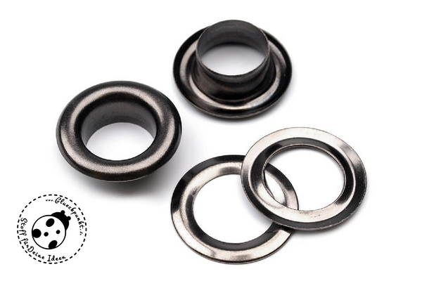 Bei diesem Angebot handelt es sich um ein Set Ösen, bestehend aus 10 Ösen "Metal". Durchmesser innen: 8 mm. Passende Kordeln, Köperband & Hoodiebänder findet Ihr natürlich bei uns im Shop. Zur Verarbeitung der Ösen empfehlen wir die Prym Vario Zange mit dem 8mm Prym Aufsatz. Für optimalen Halt auch in einlagigen und elastischen Stoffen empfehlen wir unsere Snaply Wonder Dots. Der Snaply Wonder Dot verbindet sich durch das Aufbügeln fest mit dem Stoff und gibt den nötigen Halt