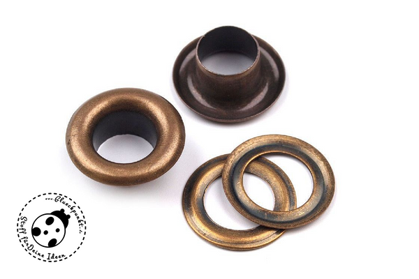 Bei diesem Angebot handelt es sich um ein Set Ösen, bestehend aus 10 Ösen "Metal". Durchmesser innen: 8 mm. Passende Kordeln, Köperband & Hoodiebänder findet Ihr natürlich bei uns im Shop. Zur Verarbeitung der Ösen empfehlen wir die Prym Vario Zange mit dem 8mm Prym Aufsatz. Für optimalen Halt auch in einlagigen und elastischen Stoffen empfehlen wir unsere Snaply Wonder Dots. Der Snaply Wonder Dot verbindet sich durch das Aufbügeln fest mit dem Stoff und gibt den nötigen Halt