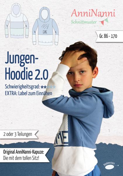 Papierschnittmuster "Jungen-Hoodie 2.0" von AnniNanni. Der Jungen-Hoodie II ist ein dreigeteilter Hoodie für Jungen, der locker geschnitten ist, aber nicht oversize sitzt. Die Teilungen laden zum Stoffkombinieren und kreativen Werken ein.&nbsp; Auch Paneelstoffe aus können so wunderschön vernäht werden. Natürlich kannst du auch zwei Teile zusammenkleben, um nur einen zweigeteilten Pulli zu nähen, wie ich es auf dem Titelbild gemacht habe. Nähen - Kinder - Glückpunkt.